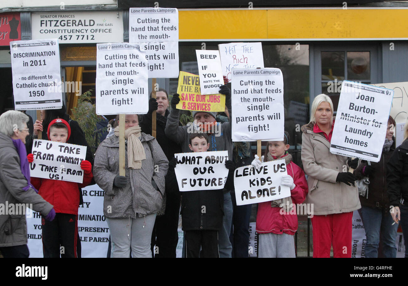 I manifestanti della campagna genitori soliti picket Ministro per i Bambini Frances Fitzgerald, nell'ufficio elettorale di Dublino, che rivendica tagli all'assegno per famiglie unipedenti costringeranno i lavoratori part-time a uscire dal lavoro e a entrare nella coda di dole. Foto Stock