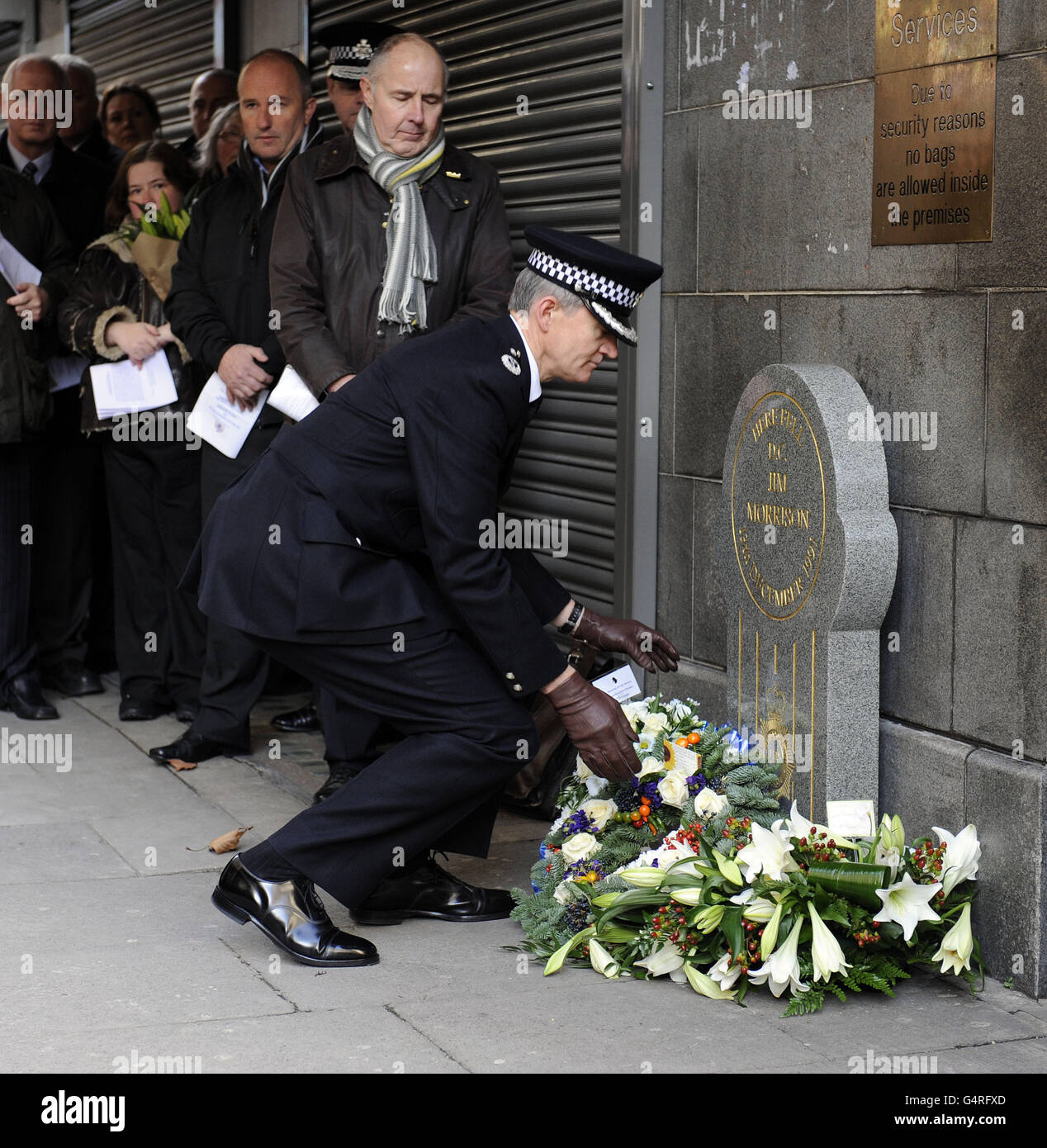 Il Commissario Bernhard Hogan-Howe depone una corona durante il servizio commemorativo per la morte di Jim Morrison, assassinato DC, il ventesimo anniversario della sua morte in India Place, Londra. Foto Stock