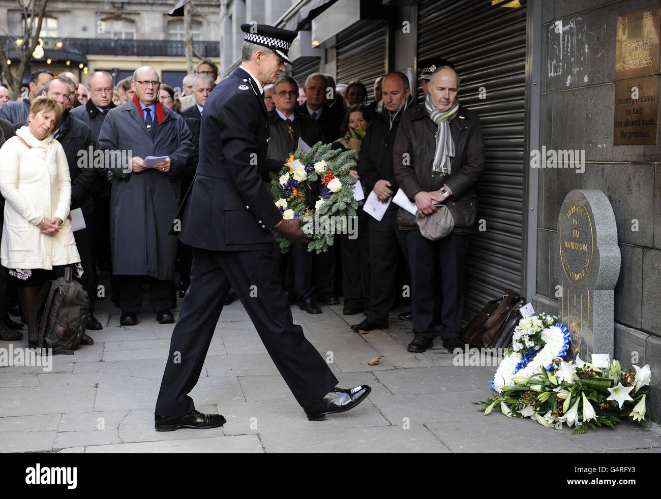 Il Commissario Bernhard Hogan-Howe depone una corona durante il servizio commemorativo per la morte di Jim Morrison, assassinato DC, il ventesimo anniversario della sua morte in India Place, Londra. Foto Stock