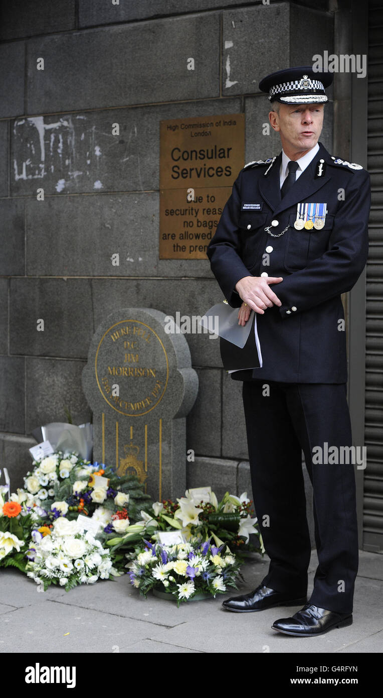 Commissario Bernhard Hogan-Howe, durante il servizio commemorativo per l'assassinio di DC Jim Morrison nel ventesimo anniversario della sua morte in India Place, Londra. Foto Stock
