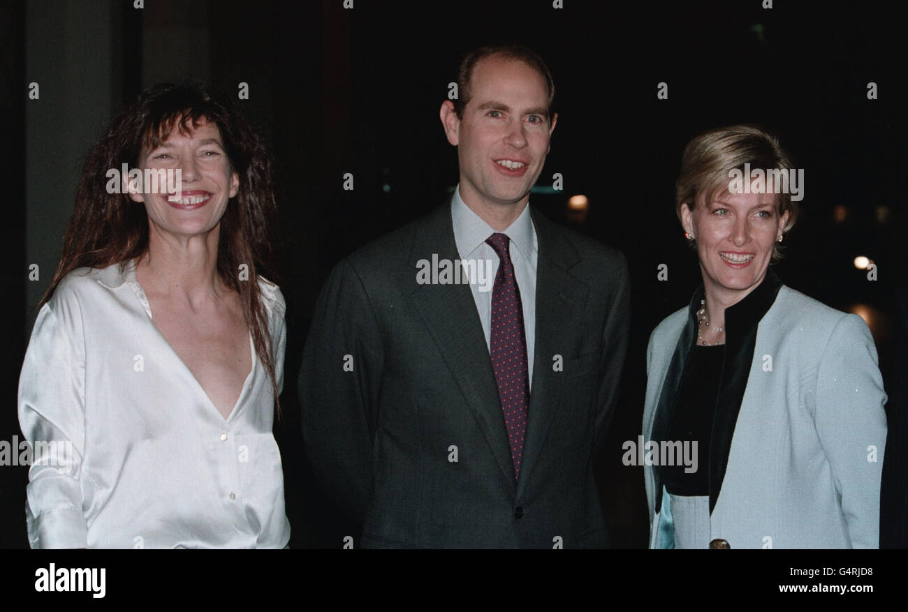 (L-R): Attrice Jane Birkin, Principe Edoardo, conte di Wessex e Sophie, contessa di Wessex, durante una cena di gala durante il Festival del Cinema britannico a Dinard, Francia. Foto Stock