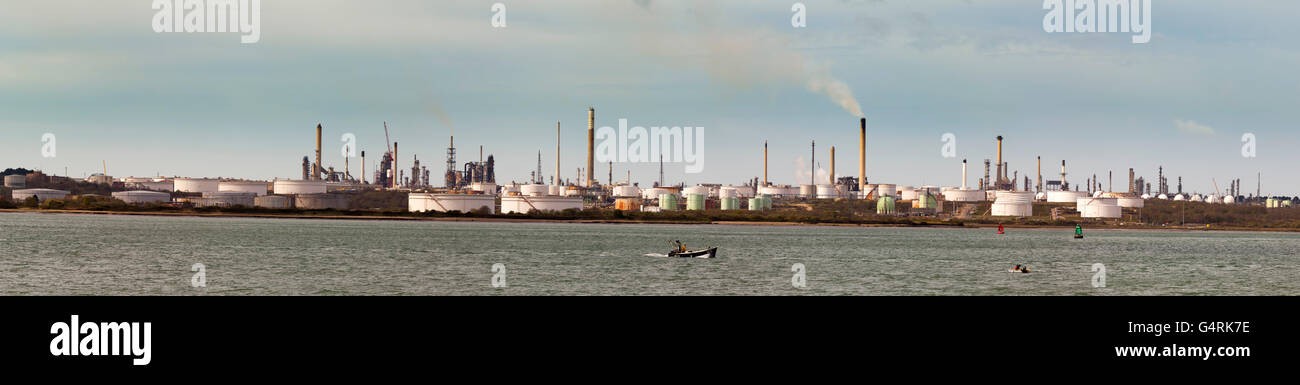 Esso raffineria di petrolio visto di fronte acqua di Southampton da Hamble, Hampshire, Inghilterra, Regno Unito, Europa Foto Stock