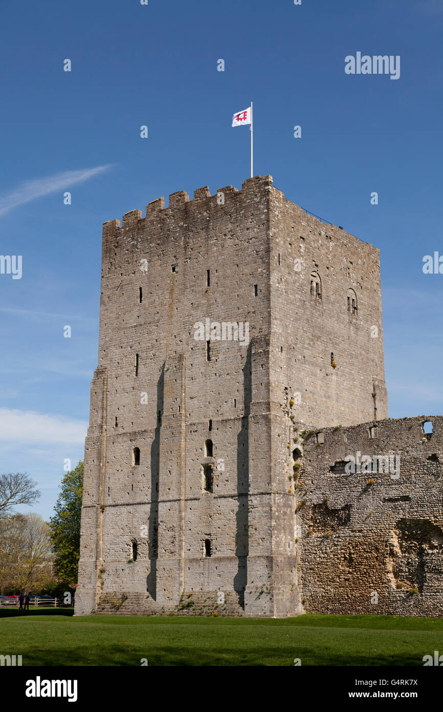 Mantenere la torre del XII secolo, a Portchester Castle, Fareham, Hampshire, Inghilterra, Regno Unito, Europa Foto Stock