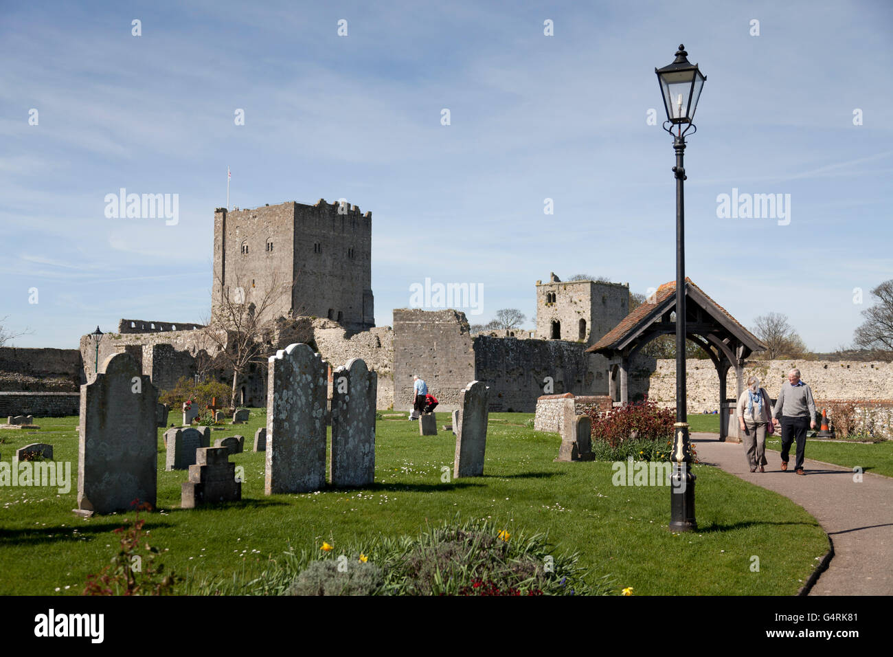 Bailey interna e lapidi, del XII secolo, a Portchester Castle, Fareham, Hampshire, Inghilterra, Regno Unito, Europa Foto Stock