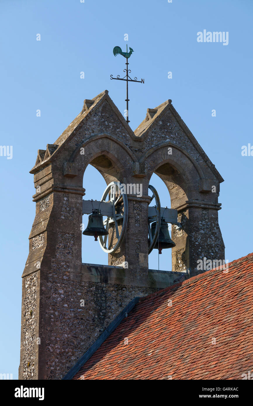 Chiesa parrocchiale di San Giacomo con campanile a vela in Clanfield, Waterlooville, Hampshire, Inghilterra, Regno Unito, Europa Foto Stock