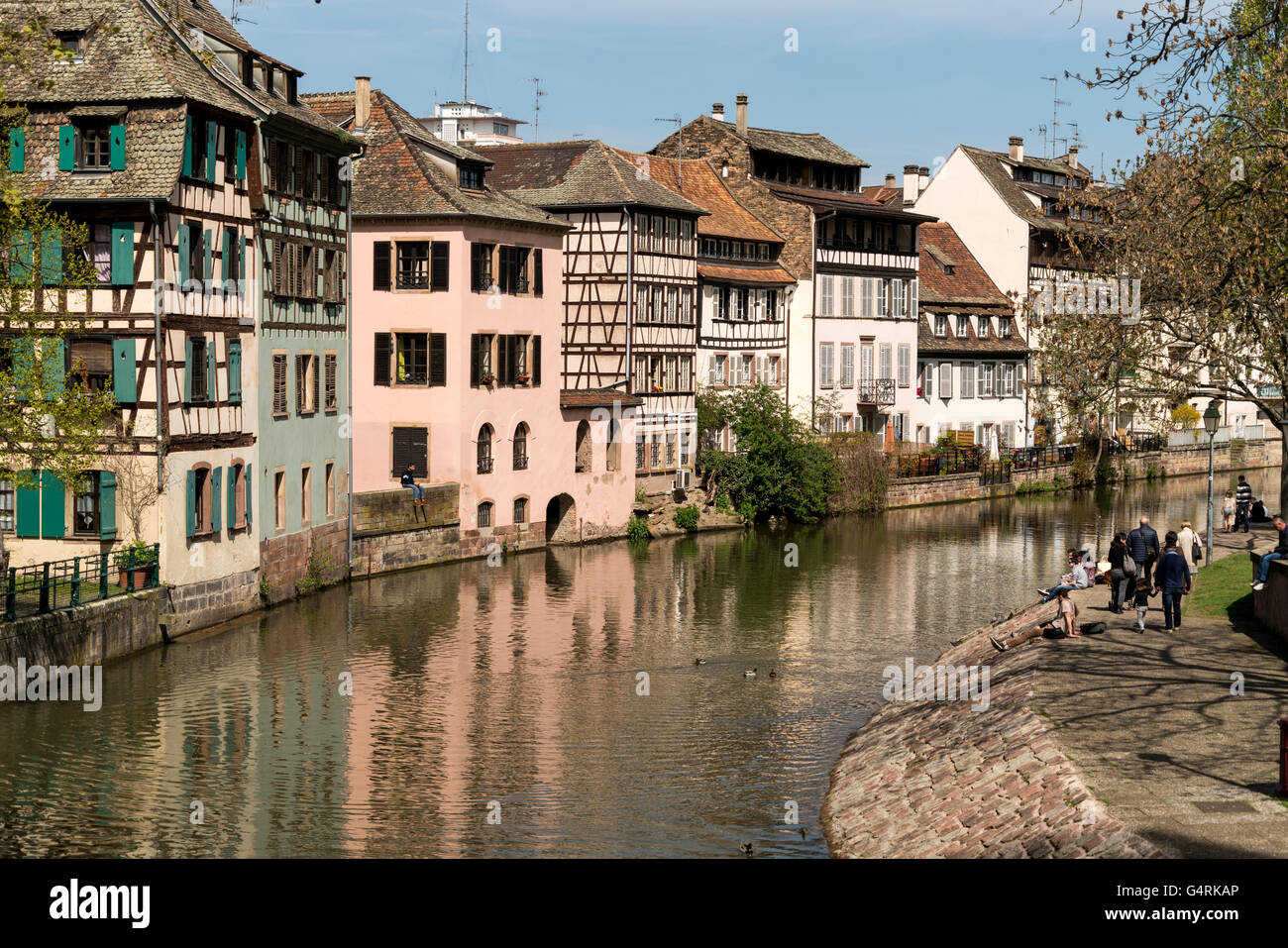 Semi-case con travi di legno sul fiume Ill, La Petite France di Strasburgo, Alsazia, Francia Foto Stock