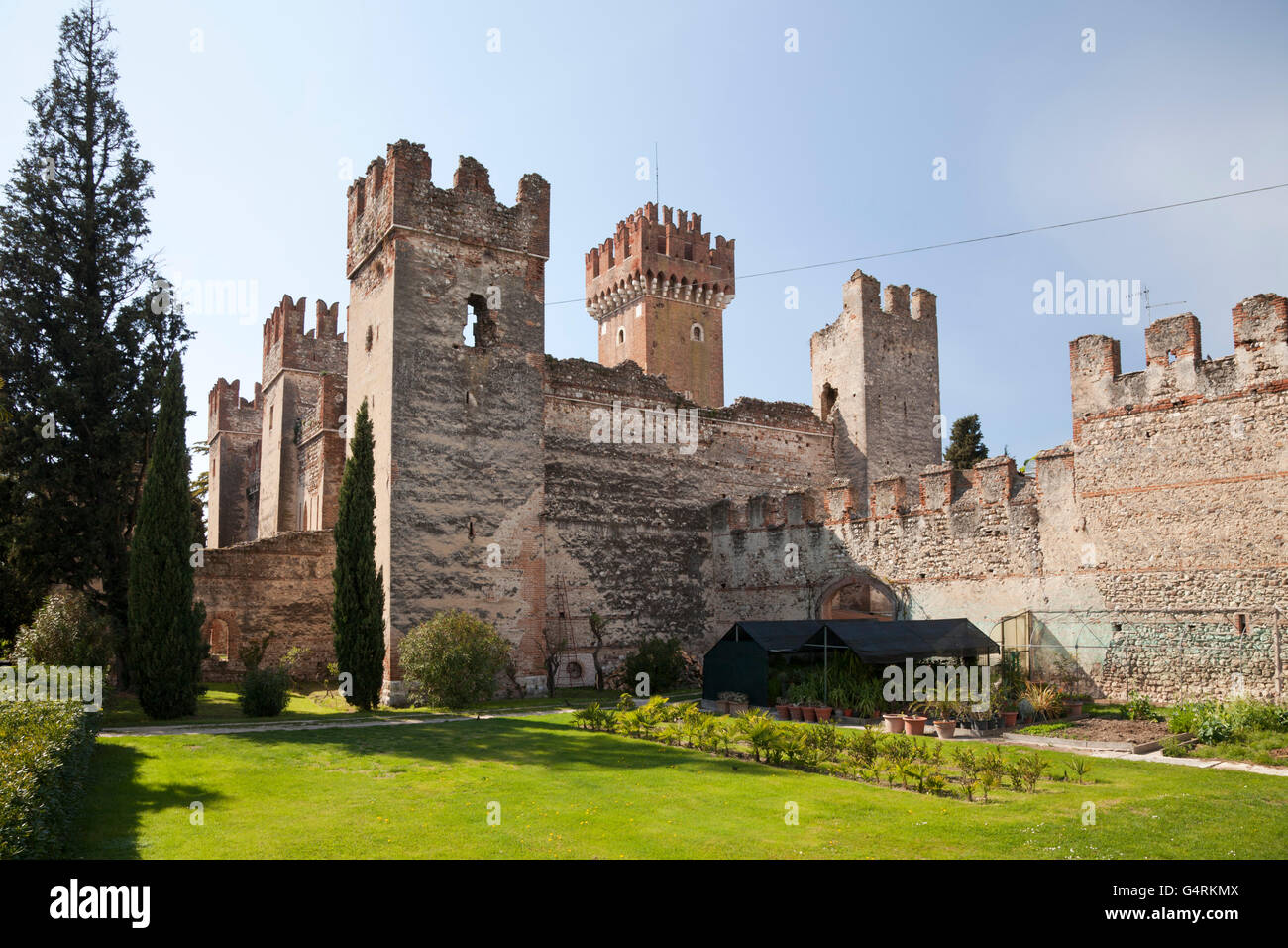 Le mura della città e il castello, Lazise, Veneto, Italia, Europa, PublicGround Foto Stock