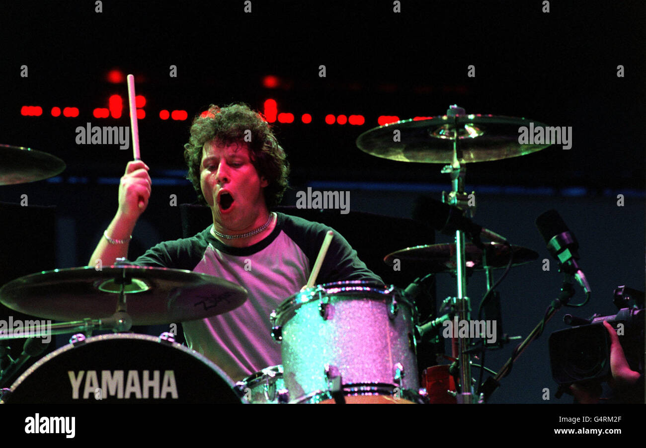 Questa foto può essere utilizzata solo in combinazione con editoriale su NetAid. Batterista Stuart Cable della band, Stereophonics si esibisce sul palco del concerto di beneficenza NetAid, al Wembley Stadium. Foto Stock
