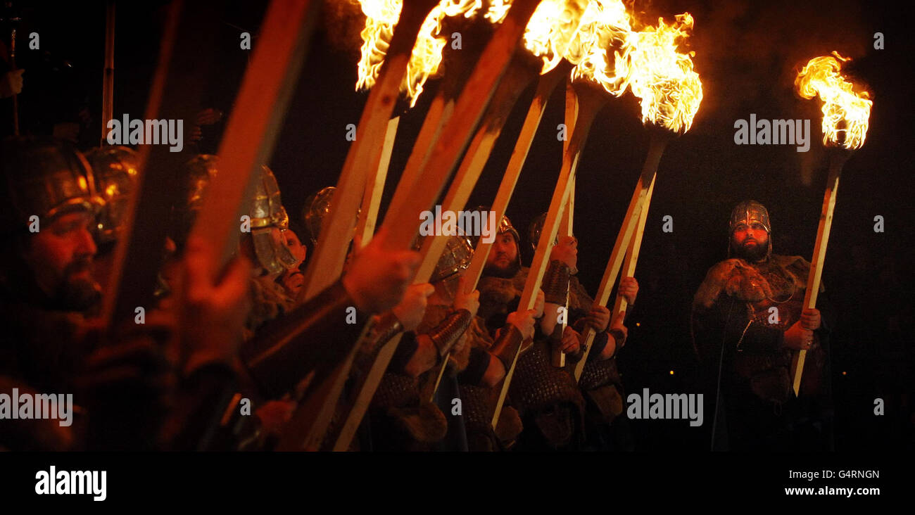 FOTO: Up Helly AA Vikings durante la Processione delle fiaccole a Edimburgo, Scozia, che segna l'inizio delle celebrazioni per l'Hogmanay di Edimburgo. Foto Stock