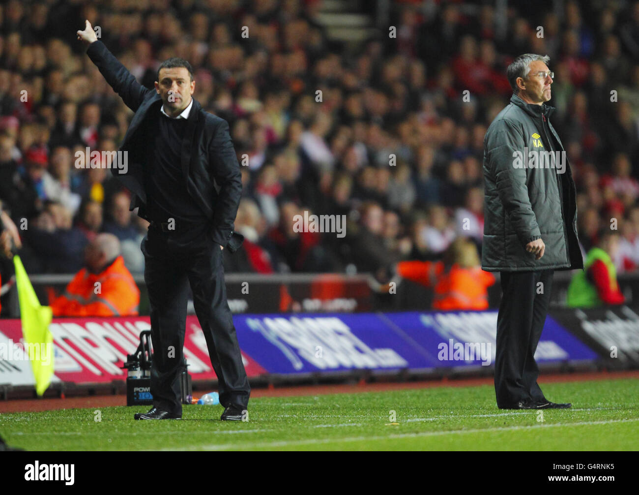 Derek McInnes (a sinistra), direttore del Bristol City FC, e Nigel Adkins, direttore del Southampton, durante la partita dei Campionati di calcio della Npower Football League a St Mary's, Southampton. Foto Stock Derek McInnes (a sinistra), direttore del Bristol City FC, e Nigel Adkins, direttore del Southampton, durante la partita dei Campionati di calcio della Npower Football League a St Mary's, Southampton. Foto Stock