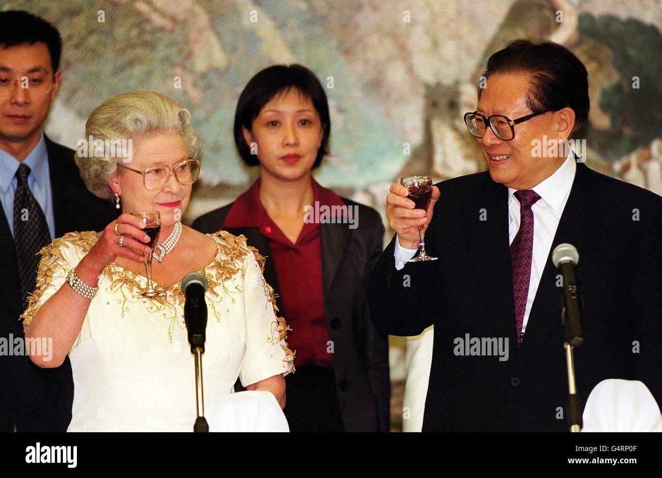 La regina Elisabetta II condivide un brindisi con il presidente cinese Jiang Zemin (a destra) durante un banchetto tenuto presso l'ambasciata cinese a Londra. Foto Stock