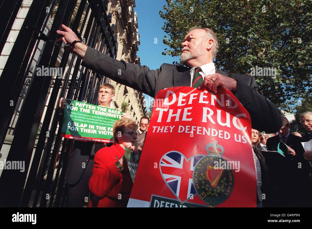 Il sostenitore Royal Ulster Constabulary (RUC) William Montgomery si concatena alle porte esterne di Downing Street per protesta contro lo scioglimento della RUC. Foto Stock