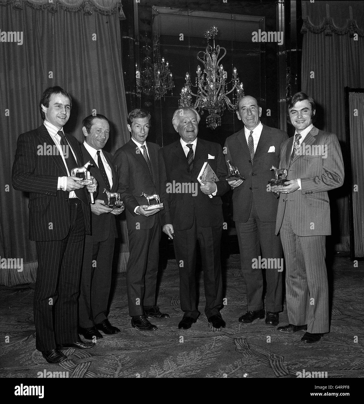PA Photo 8/3/73 Charles Clore (3rd right) presenta i premi Golden Spur a (L-R) Ian Hislop, Fred Winter, Lester Piggot, Ryan Price e Bob Davies in un hotel di Londra. Foto Stock