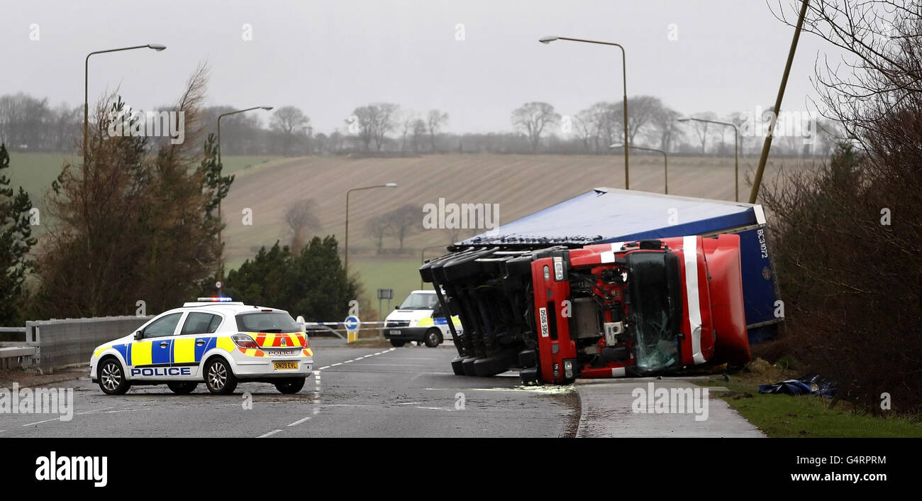 Un camion rovesciato si trova sul suo lato, in Deans Road vicino a Livingston in Scozia, come feroci tempeste oggi ha colpito la Gran Bretagna, con forti pioggia e venti che spaventato fino a 85 mph. Foto Stock