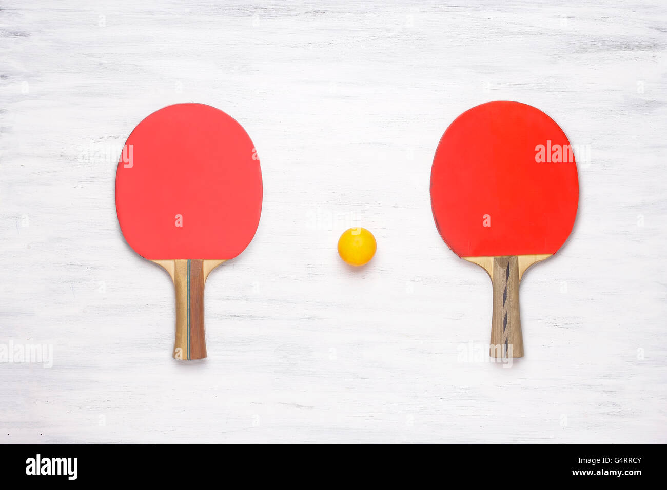 Tabella due racchette da tennis su un bianco tavolo di legno. Vista superiore del ping pong pagaie. Il concetto di concorrenza. Foto Stock