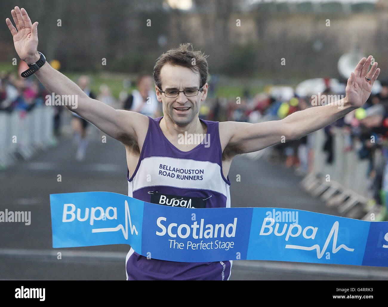 Atletica - Bupa Great Edinburgh Cross Country & Bupa Great Winter Run - Holyrood Park. Russell Whittington vince la Bupa Great Winter Run all'Holyrood Park di Edimburgo. Foto Stock
