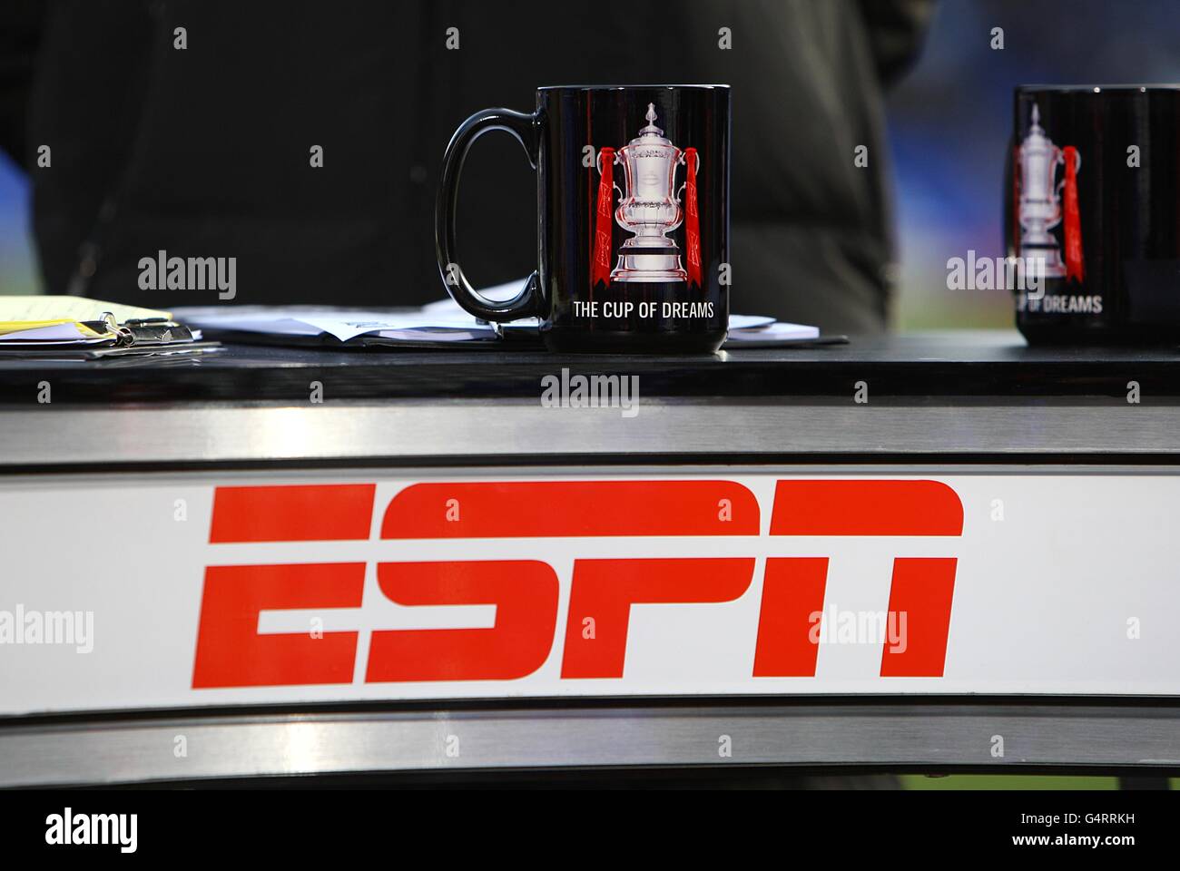 Calcio - fa Cup - terzo turno - Birmingham City v Wolverhampton Wanderers - St Andrews'. Una tazza fa viene posizionata sul tavolo di trasmissione ESPN Foto Stock