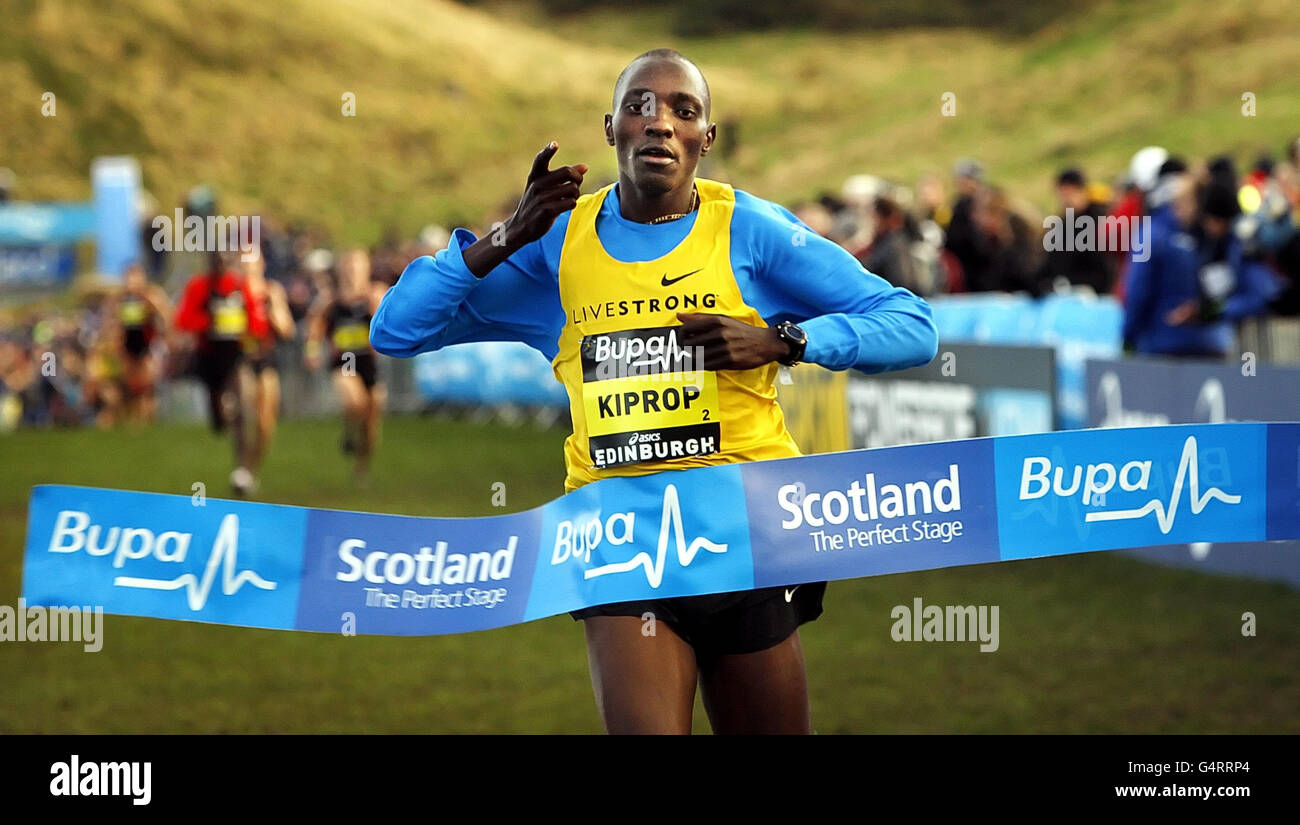 Atletica - Bupa Great Edinburgh Cross Country & Bupa Great Winter Run - Holyrood Park. Asbel Kiprop attraversa la linea in 09:20 per vincere il Bupa Great Edinburgh Cross Country Men's 3 km a Holyrood Park, Edimburgo. Foto Stock