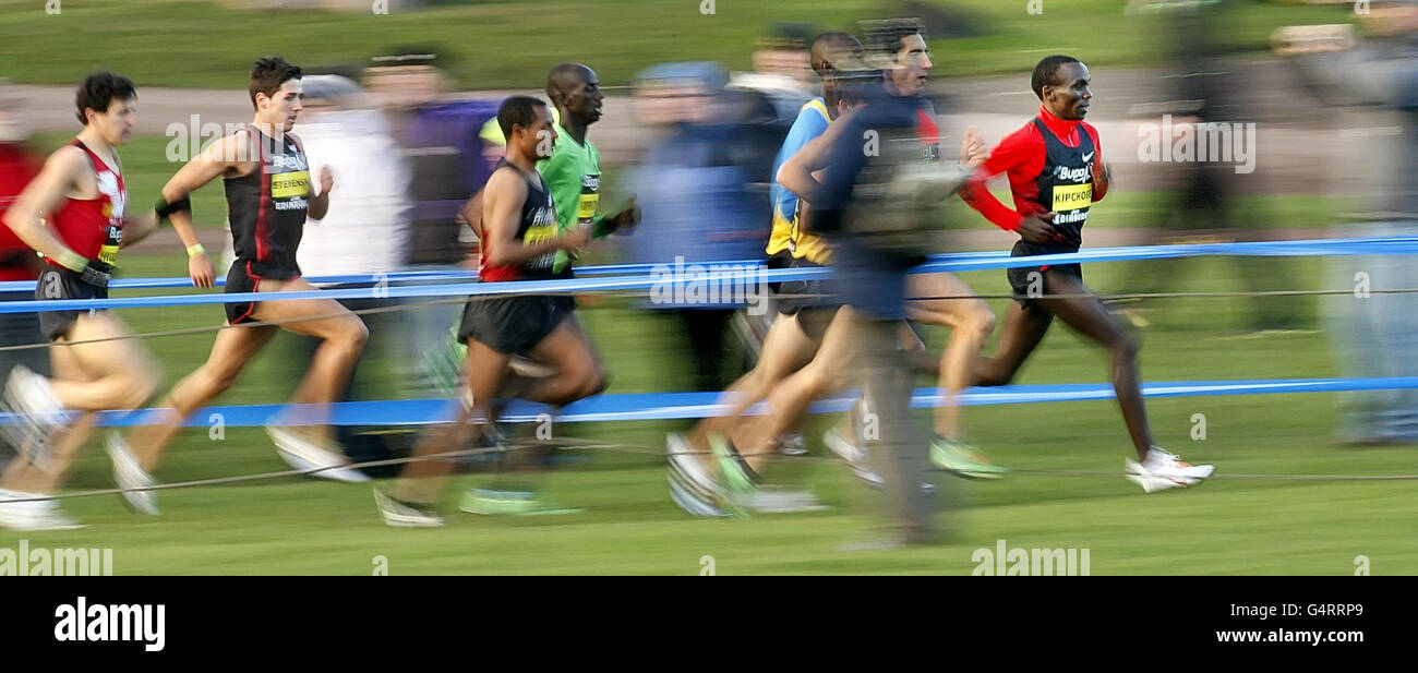 Eliud Kipchoge conduce il Bupa Great Edinburgh Cross Country Men's 3km a Holyrood Park, Edinburgh. Foto Stock