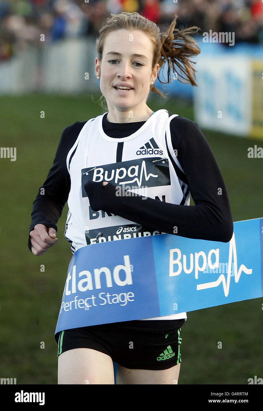 Fionnuala Britton si colloca al primo posto nel Bupa Great Edinburgh Cross Country Women's 6km a Holyrood Park, Edinburgh. Foto Stock