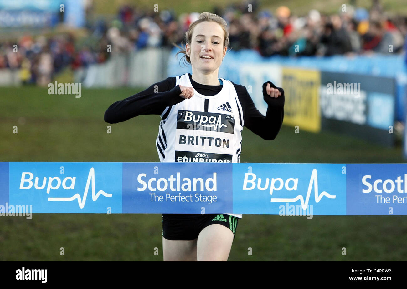 Atletica - Bupa Great Edinburgh Cross Country & Bupa Great Winter Run - Holyrood Park. Il Fionnuala Britton si svolge al primo posto nel Bupa Great Edinburgh Cross Country Women's 6 km a Holyrood Park, Edimburgo. Foto Stock