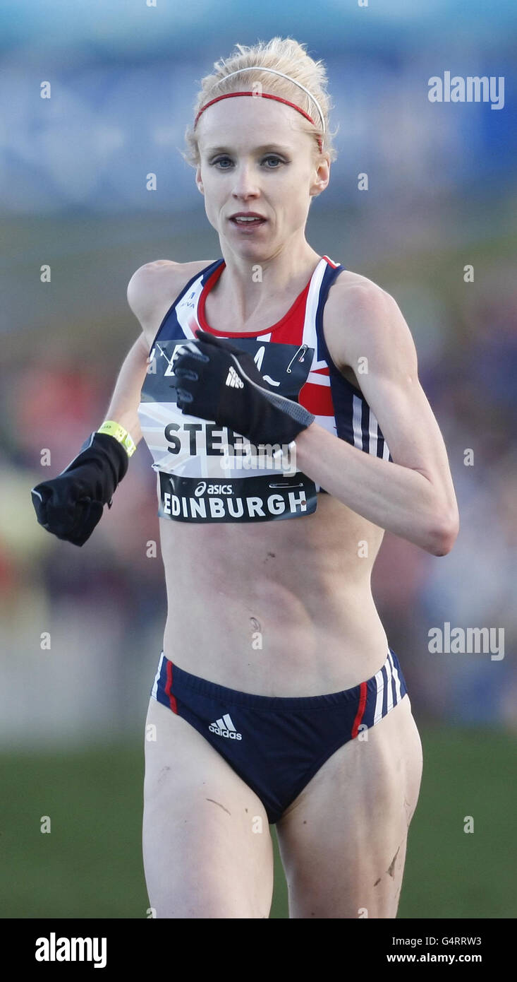 Il Gemma Steel della Gran Bretagna si colloca al secondo posto nel Bupa Great Edinburgh Cross Country Women's 6km a Holyrood Park, Edinburgh. Foto Stock