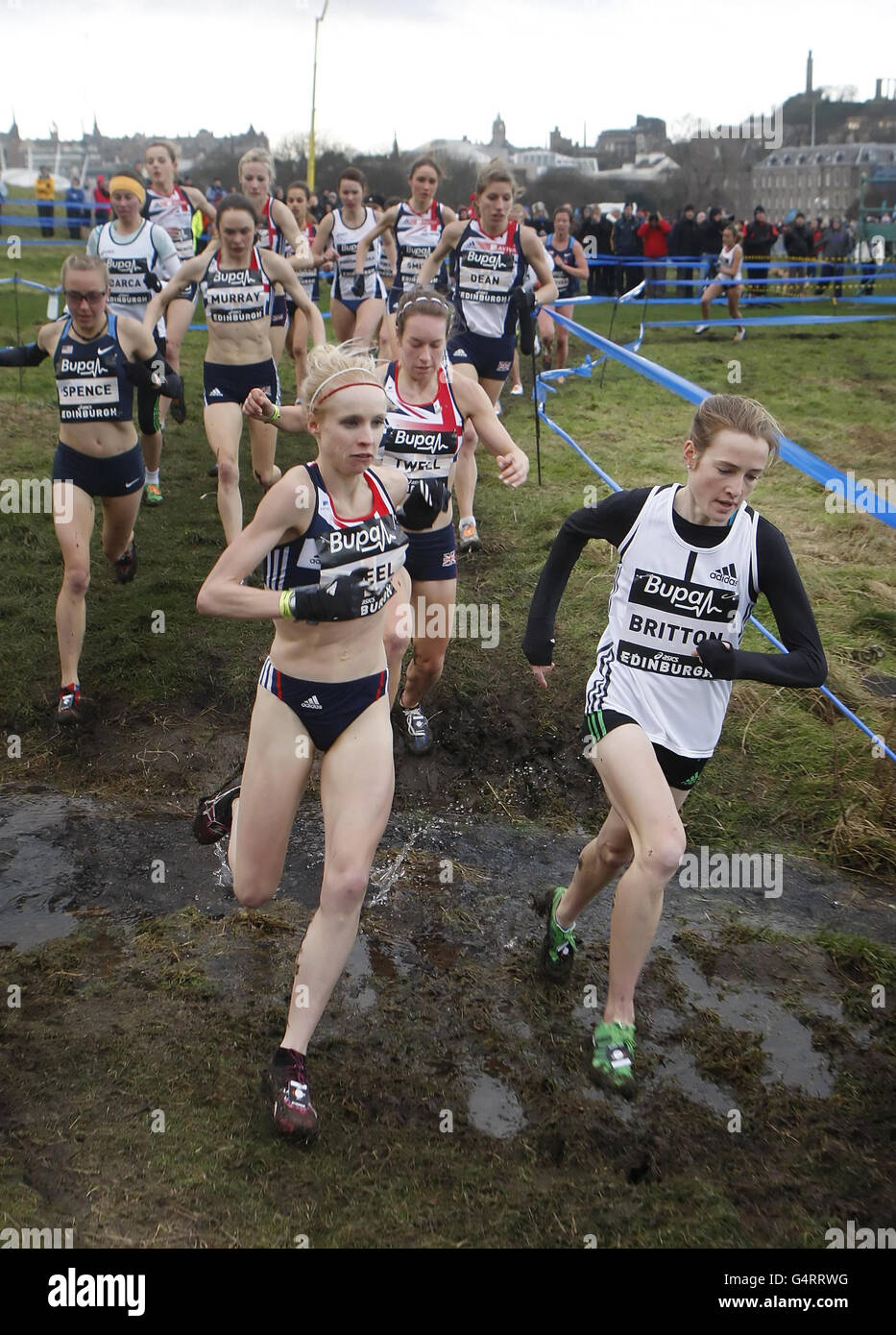 La vincitrice della gara Fionnuala Britton (a destra) e la Gemma Steel (a sinistra) della Gran Bretagna gareggiano durante il Bupa Great Edinburgh Cross Country Women's 6km a Holyrood Park, Edimburgo. Foto Stock