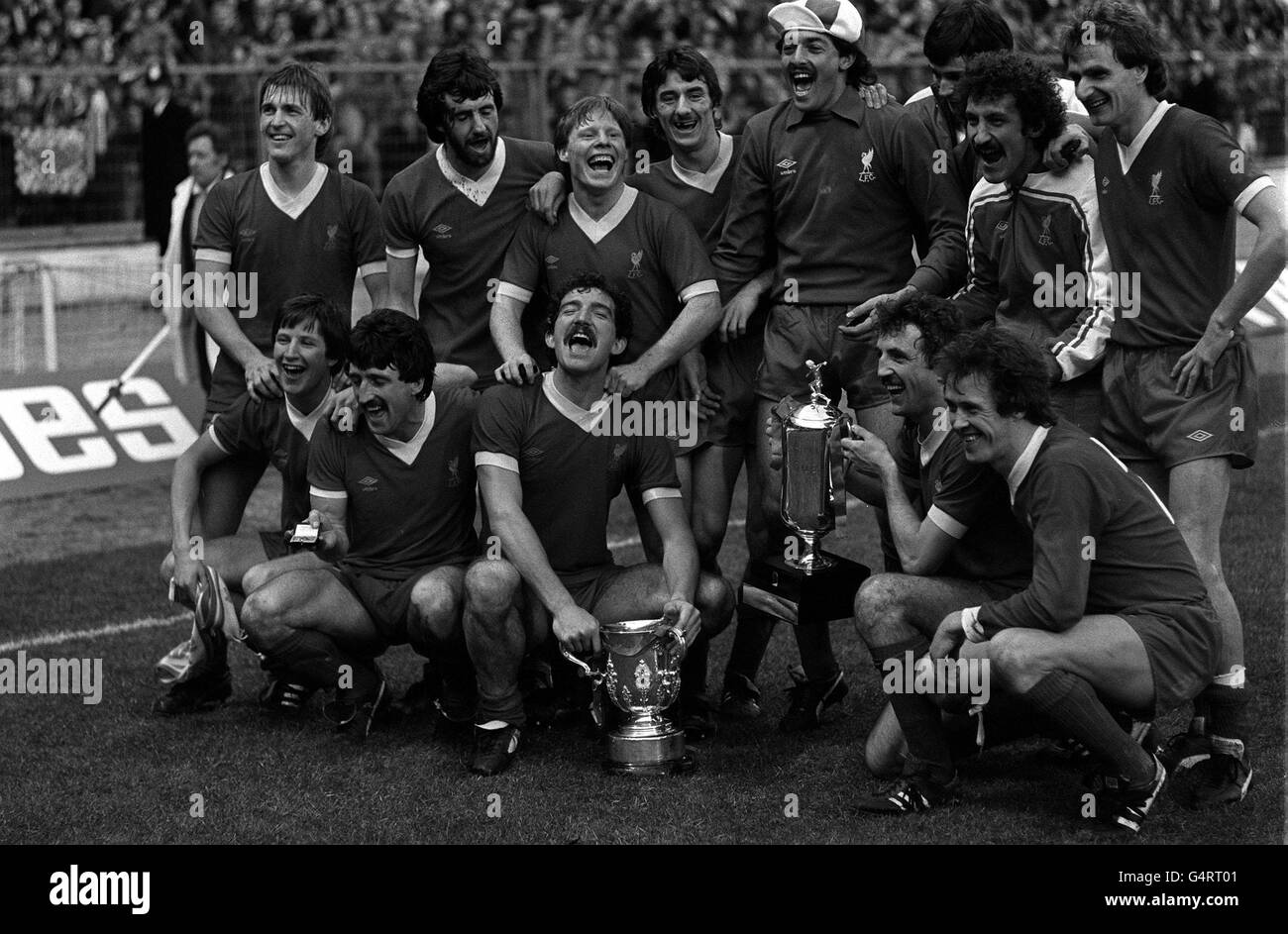PA Photo 13/3/82 la squadra di Liverpool festeggia la vittoria finale della Coppa del latte della squadra di calcio su Tottenham Hotpsur, a Wembley a Londra. * nella foto che tiene la vecchia League Cup è il capitano Graeme Souness e Alan Kennedy (a destra) che tiene la nuova Milk Cup. I puntatori sono: Ronnie Whelan (all'estrema sinistra, squatting) e Ian Rush (quarto a sinistra in piedi) Foto Stock
