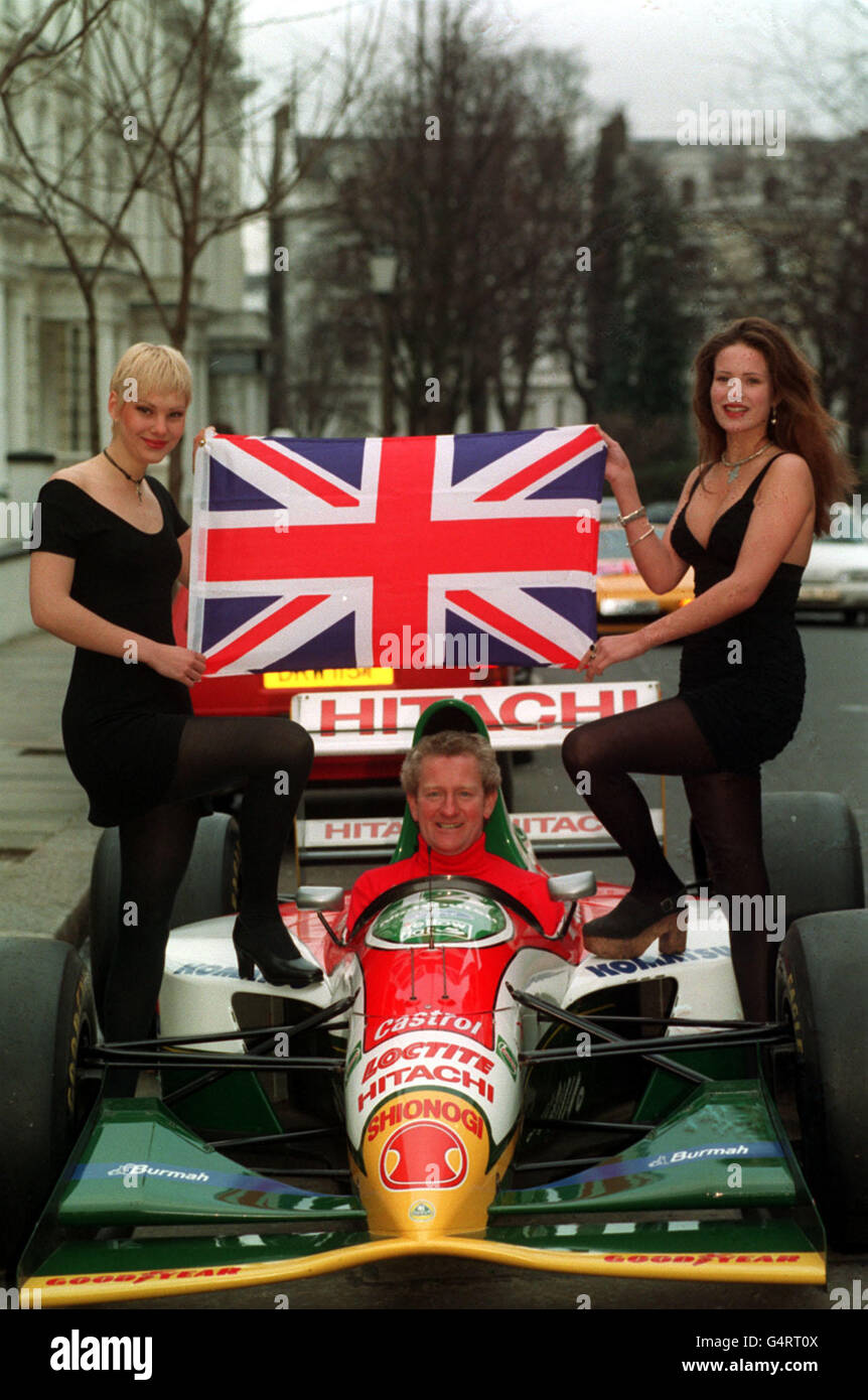 Earl di Shrewsbury e Talbot hanno raffigurato una vettura da corsa Lotus Formula 1, al lancio della sua società di consulenza 'Backing Britain' PR, a Londra. Lord Shrewsbury spera di viaggiare in tutto il mondo per conto dei produttori britannici, per aiutare a sollevare i loro profili internazionali. Foto Stock