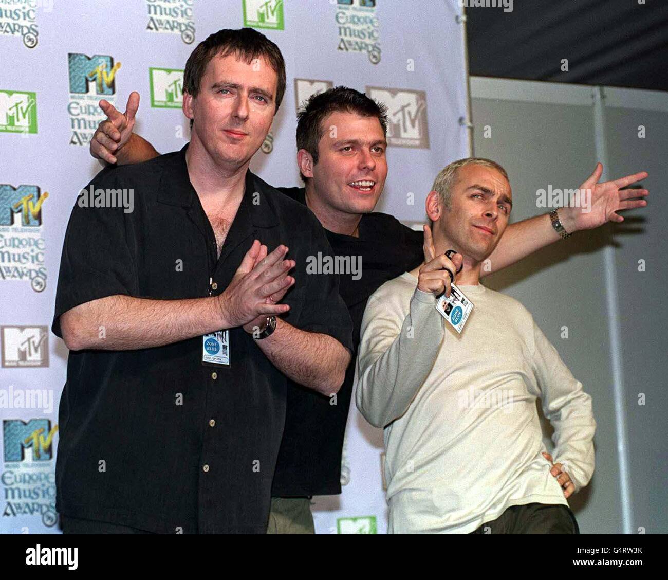 Band di danza Underworld [L-R] Rick Smith, Darren Emerson e Karl Hyde arrivano a The Point, Dublino per i MTV Europe Music Awards 1999. Foto Stock