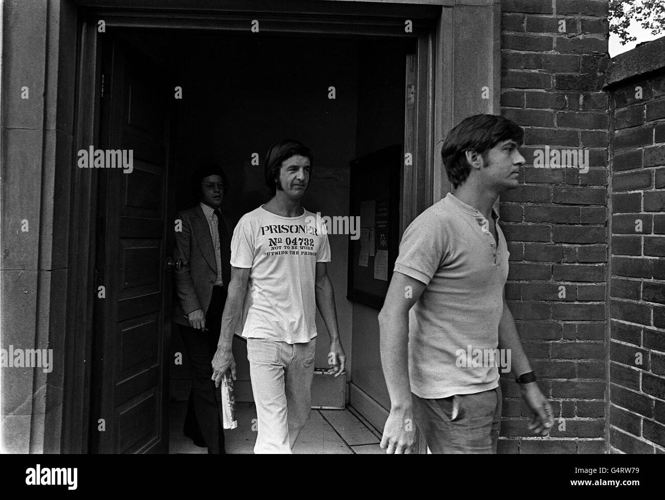 Undici ex consiglieri di Clay Cross oggi sono usciti dal tribunale della contea di Chesterfield quando erano comparsi prima del Registrar, su una petizione dei creditori in fallimento. In questa foto, sono a capo di questo walk-out Graham (a destra) e David Skinner. Graham ha protestato perché gli era stata rifiutata una domanda di rinvio per ottenere una rappresentanza legale. David, che sarebbe stato accanto a comparire dinanzi al cancelliere, ha dichiarato che si trattava di un "campo canguro" in cui non aveva intenzione di svolgere un ruolo. Foto Stock