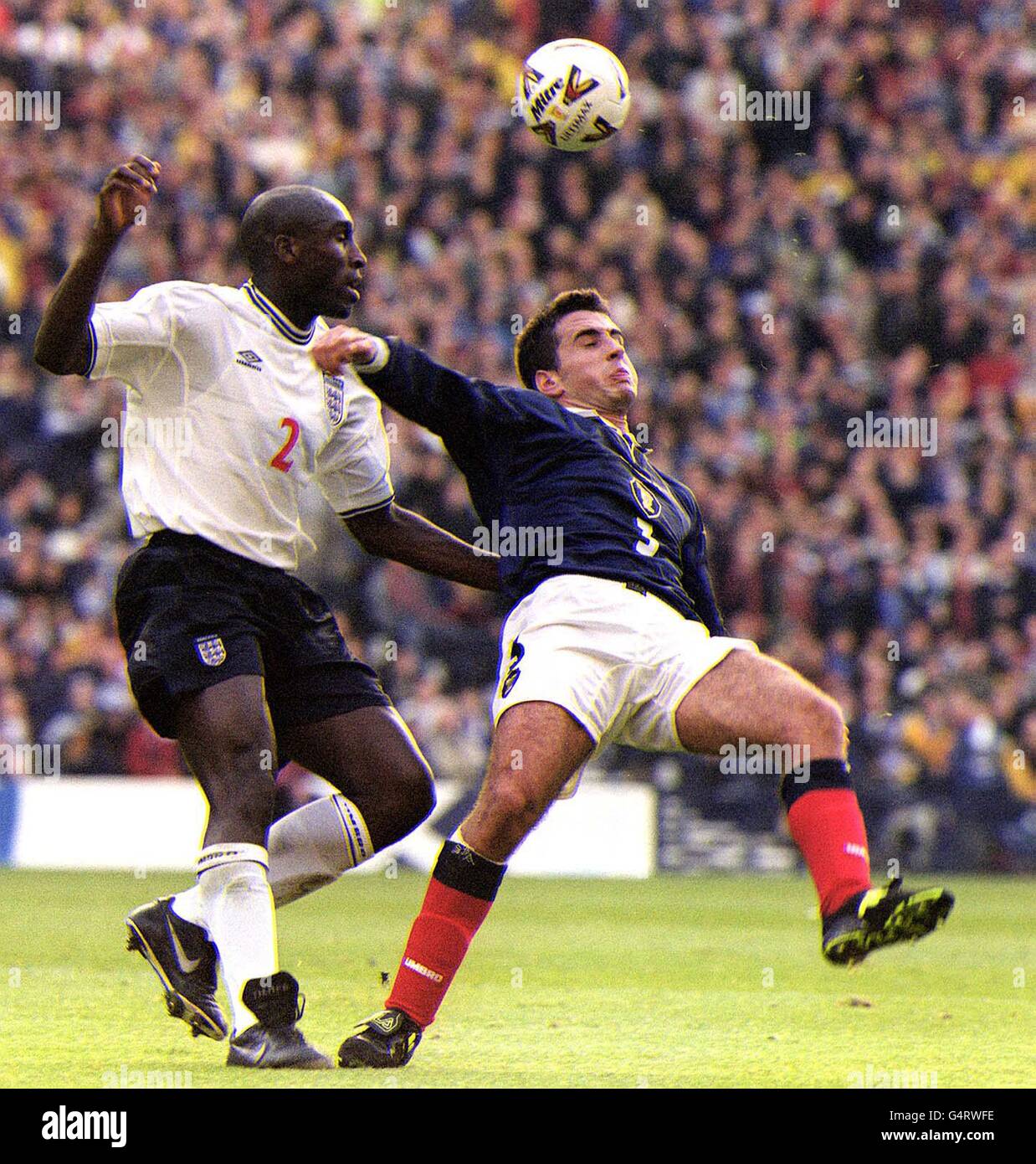 Il Sol Campbell (L) dell'Inghilterra sfida Paul Ritchie della Scozia durante la loro partita di calcio del playoff Euro 2000 a Hampden Park, Glasgow. Punteggio finale: Scozia 0 Inghilterra 2. Foto Stock