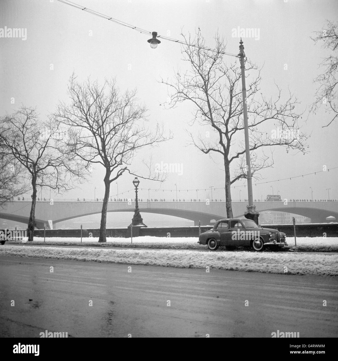 Un'auto parcheggiata a Victoria Embankment, Londra, con il Ponte di Waterloo sullo sfondo. La neve ha coperto la città a seguito di una violenta bizzarda Foto Stock