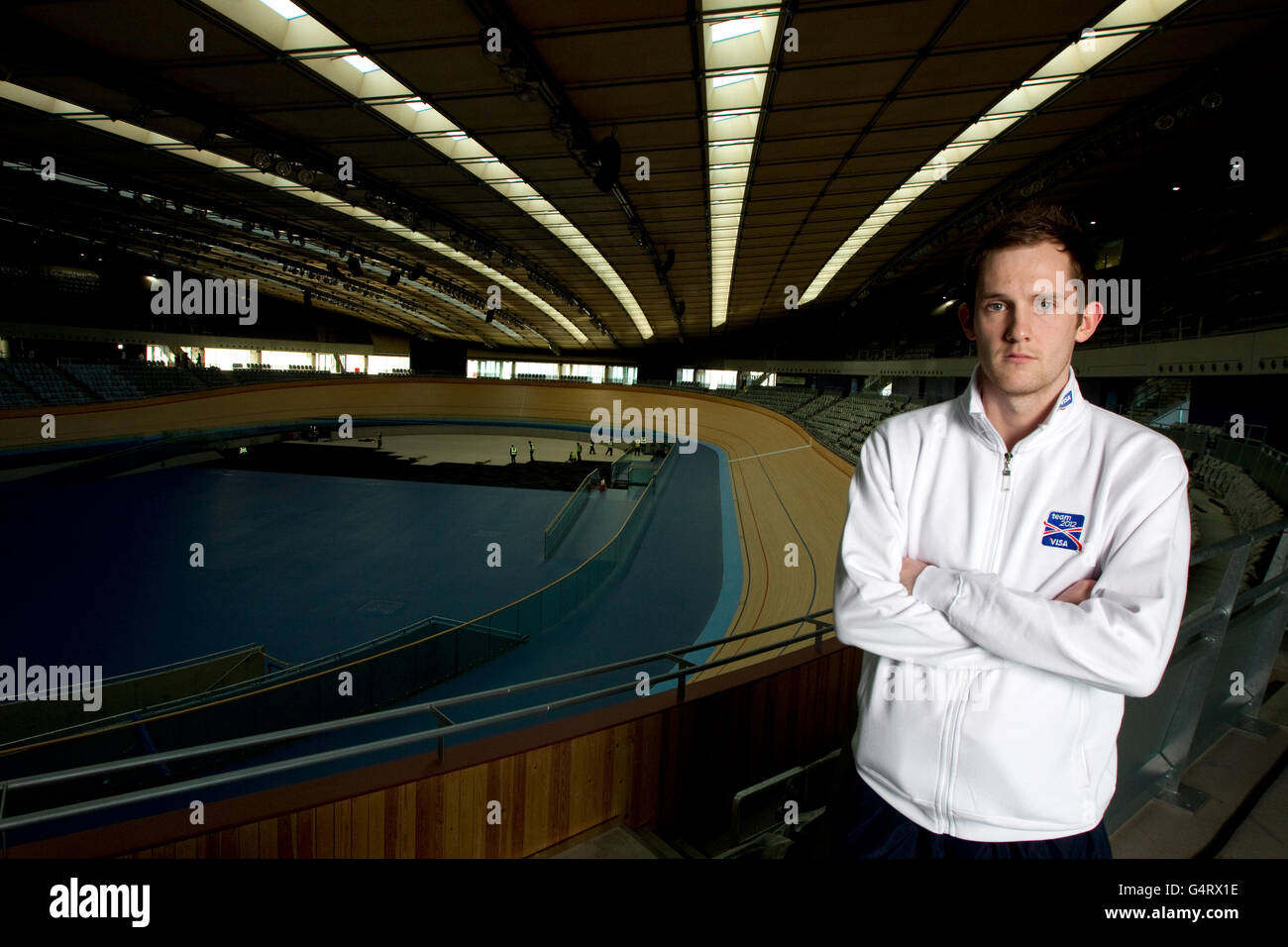 Il giocatore di badminton della Gran Bretagna Andy Ellis durante la fotocellula al Velodrome nel Parco Olimpico di Londra. Oltre 30 londinesi 2012 hopefuls si sono riuniti per prepararsi ai Giochi. Il Team 2012, presentato da Visa, sta raccogliendo fondi per 1,200 atleti britannici a www.team-2012.com. Foto Stock