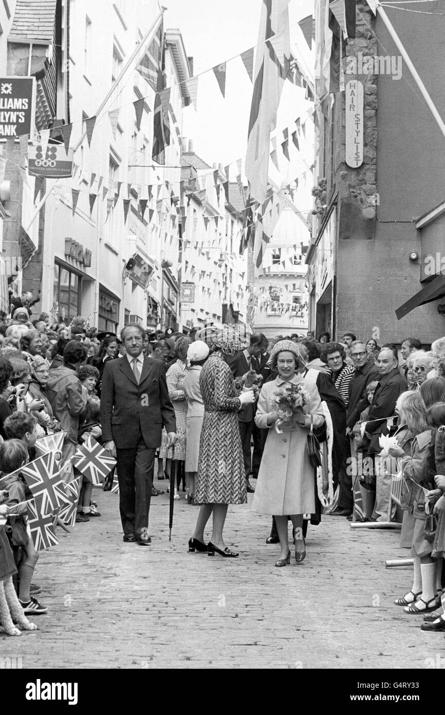 La regina Elisabetta II va a piedi nelle strette strade del Porto di San Pietro, durante la sua visita all'isola di Guernsey, Isole del canale. Foto Stock