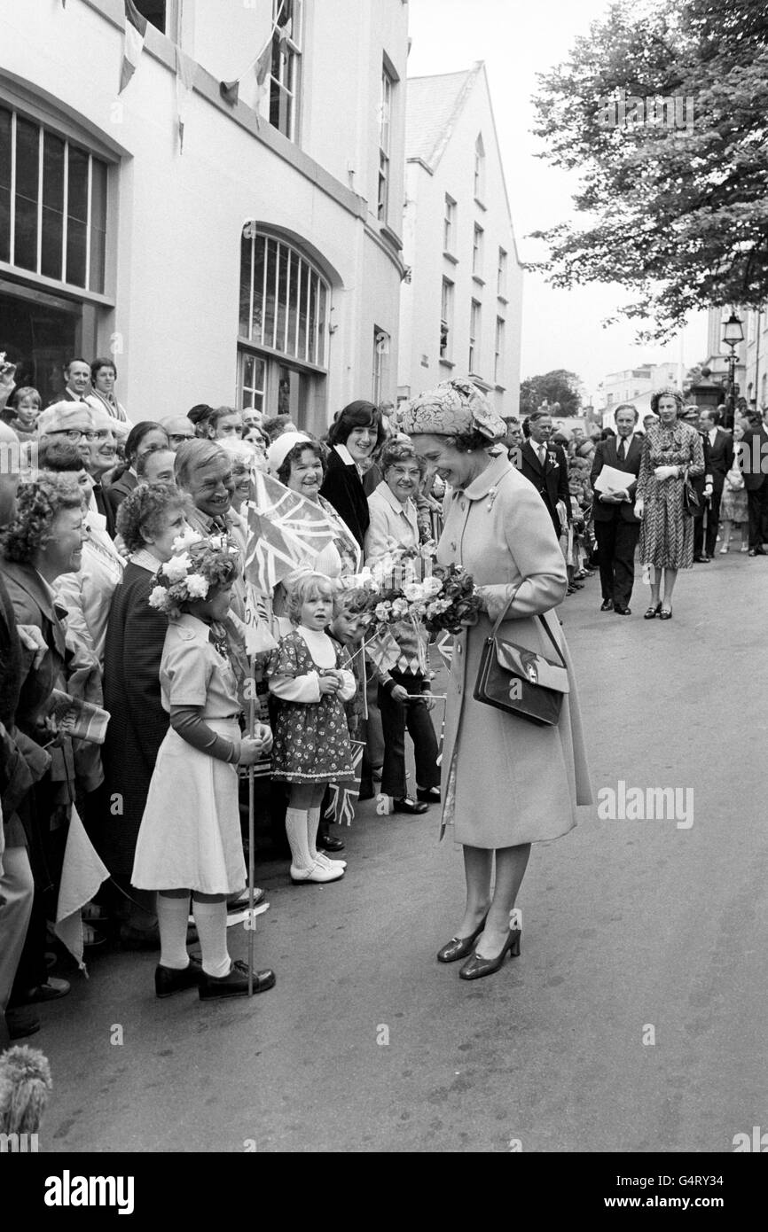 La regina Elisabetta II chiacchiera con Hazel Turner di nove anni, su Guernsey, dopo che il giovane aveva presentato un'elegante poesie alla regina quando arrivò al parlamento dell'isola, durante la sua visita alle Isole del canale. Foto Stock