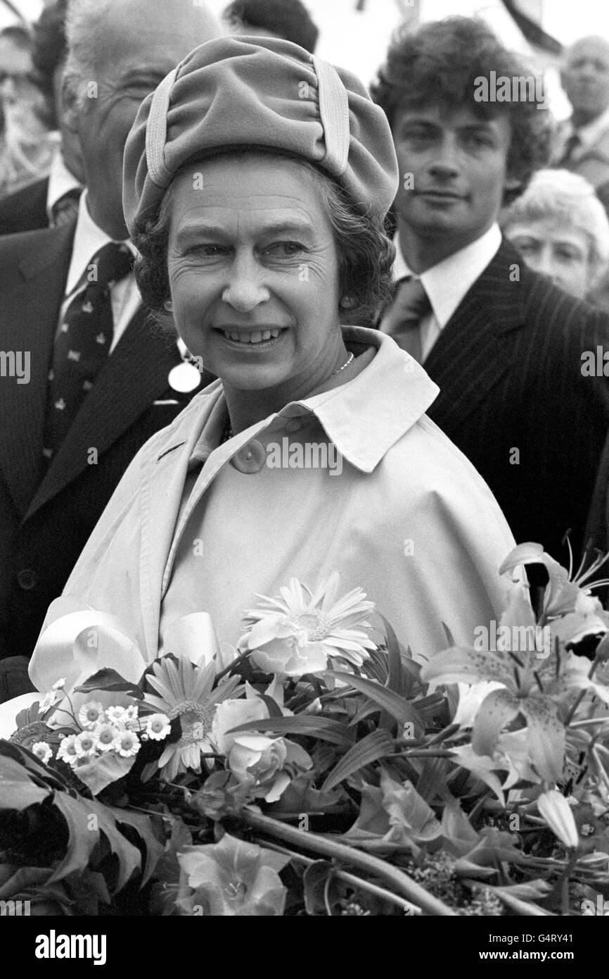 La regina Elisabetta II sorride alla folla acclamante, quando arrivò a Sark per continuare il suo tour delle Isole del canale. Foto Stock