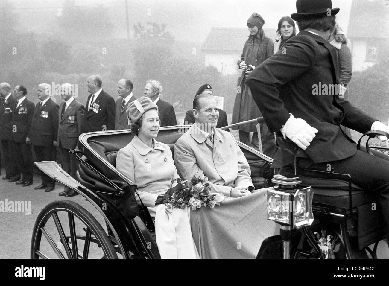 La regina Elisabetta II e il duca di Edimburgo viaggiano in carrozza aperta quando arrivarono a Sark per continuare il loro tour delle Isole del canale. Foto Stock