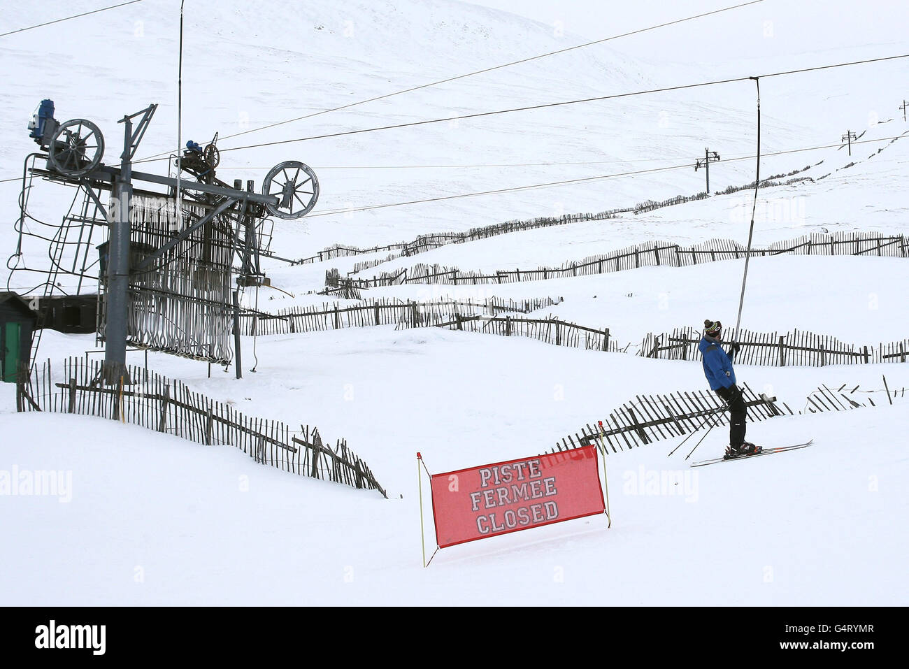 Uno sciatore prende le piste mentre la stagione sciistica scozzese inizia a Glenshee, vicino a Bramar, Scozia. Foto Stock