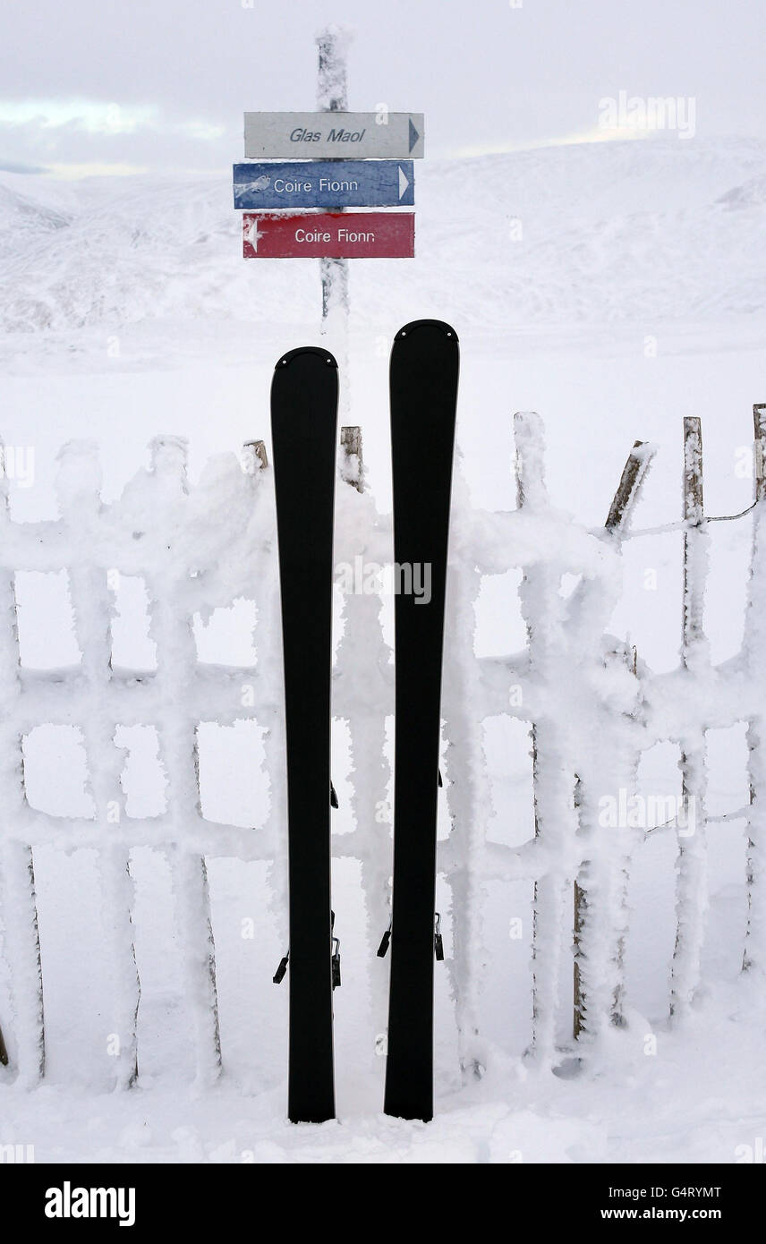 Sciare sulla neve mentre la stagione sciistica scozzese inizia a Glenshee, vicino a Bramar, Scozia. Foto Stock
