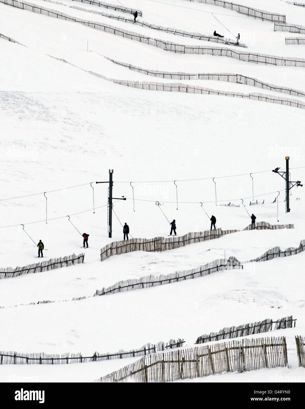 Gli sciatori si avvicinano alle piste mentre la stagione sciistica scozzese inizia a Glenshee, vicino a Bramar, in Scozia. Foto Stock