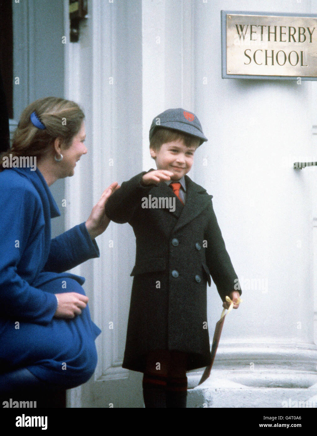 Il principe William ondeggia agli occhi dopo il suo primo giorno alla sua nuova scuola, la 'Wetherby School' a Notting Hill Gate, Londra. Foto Stock