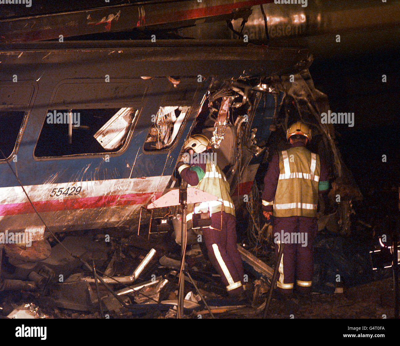 Gli investigatori controllano i resti della seconda carrozza del Tamigi coinvolta nell'incidente ferroviario di Paddington. Foto Stock