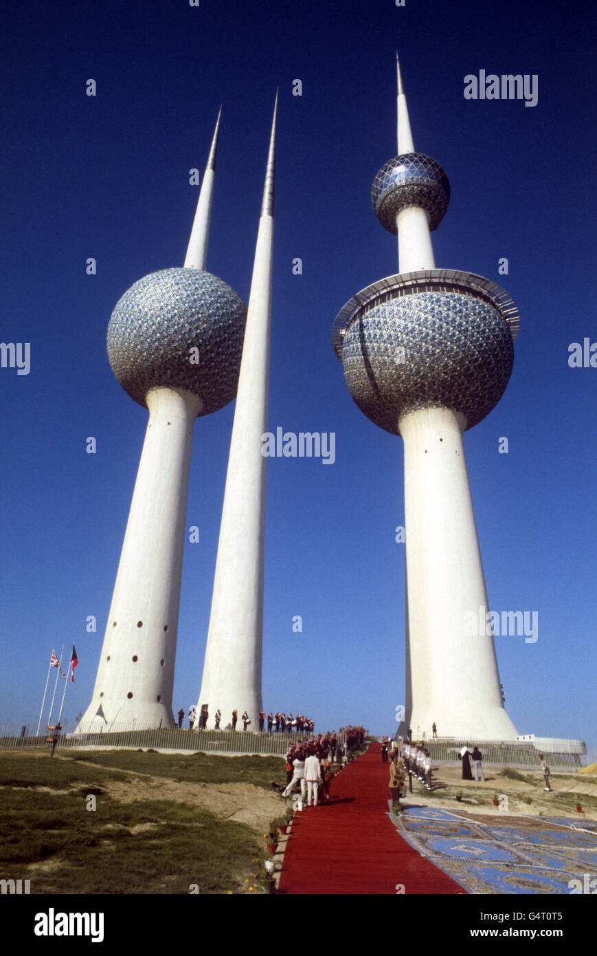 Le Water Towers di Kuwait, alte oltre 300 metri, sono un minareto che unisce tecnologia moderna e design tradizionale. Il tappeto rosso era per una visita della regina Elisabetta II e del duca di Edimburgo. Foto Stock