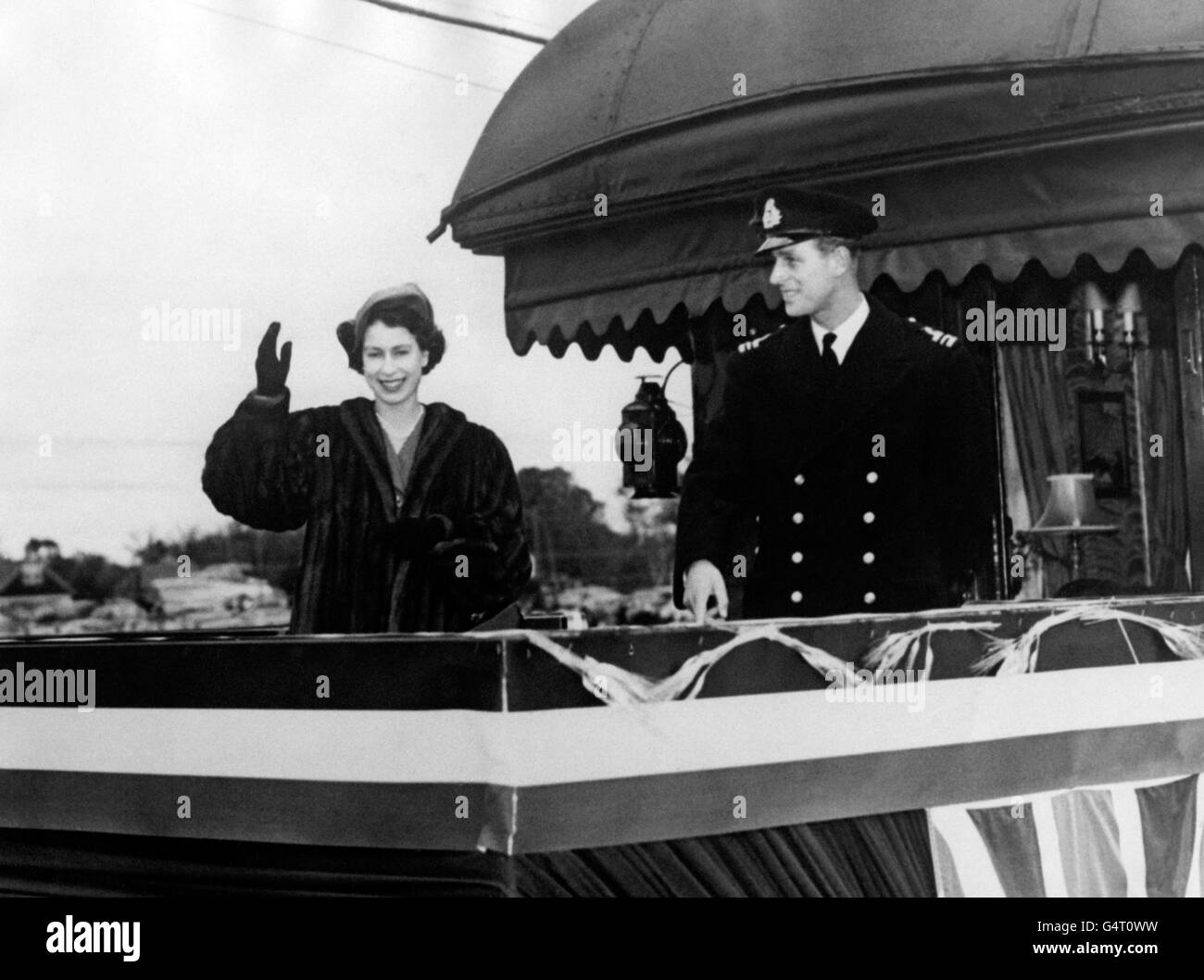 La Principessa Elisabetta e il Duca di Edimburgo sul treno reale durante il loro tour del Canada. Foto Stock