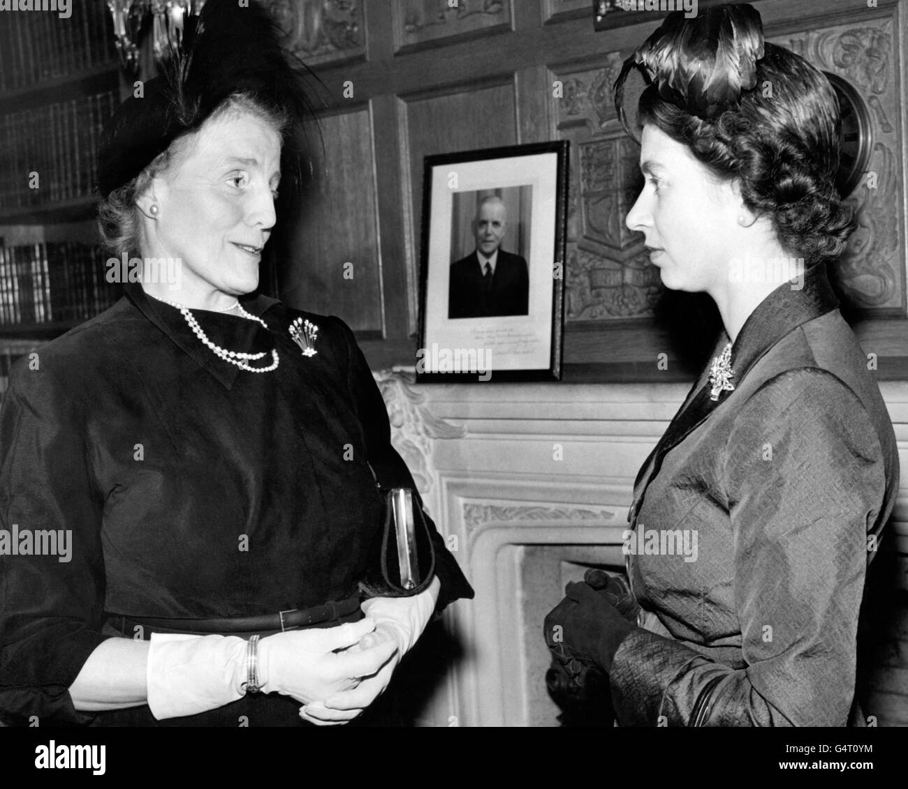 La principessa Elizabeth chiacchiera con la signora Muriel MacDonald, moglie del presidente della Camera dei Comuni, Ross MacDonald, nelle camere degli oratori, Camera dei Comuni, Ottawa, Canada. Foto Stock