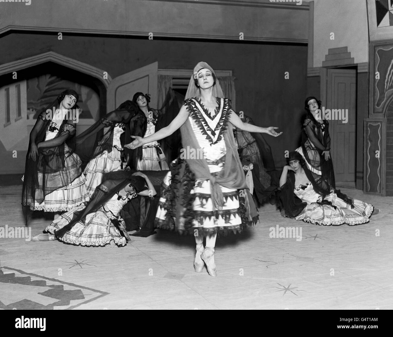'La verità sui ballerini russi', una fantasia di Sir James Barrie. La foto mostra Mlle Tamara Karsavina in 'la Danza della morte'. Foto Stock