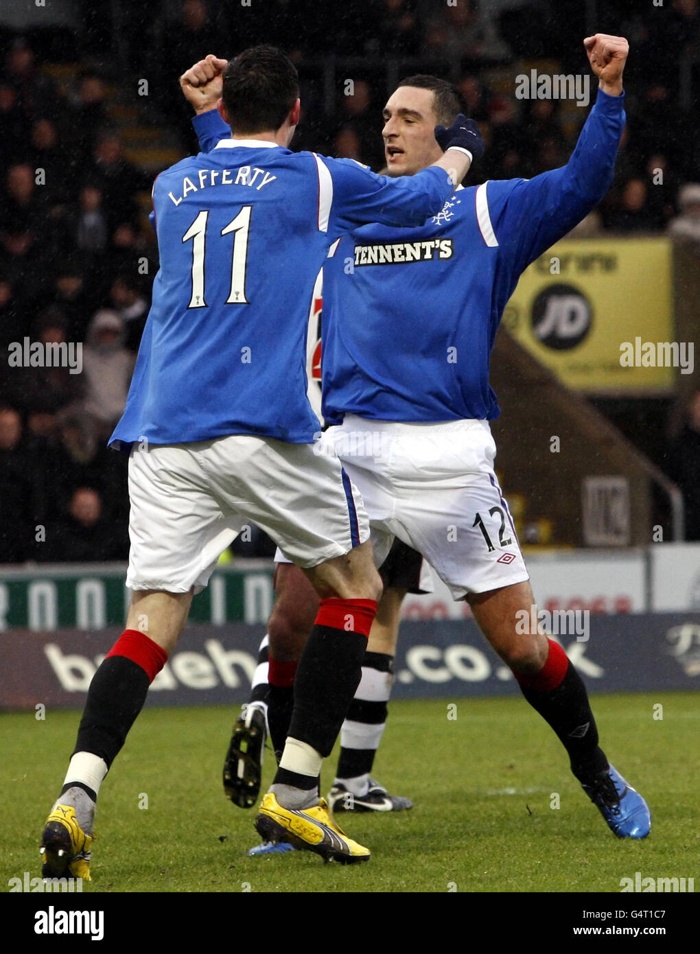 Il Lee Wallace di Rangers celebra il suo obiettivo con Kyle Lafferty (a sinistra) durante la partita della Clydesdale Bank Scottish Premier League al St Mirren Park, Paisley. Foto Stock