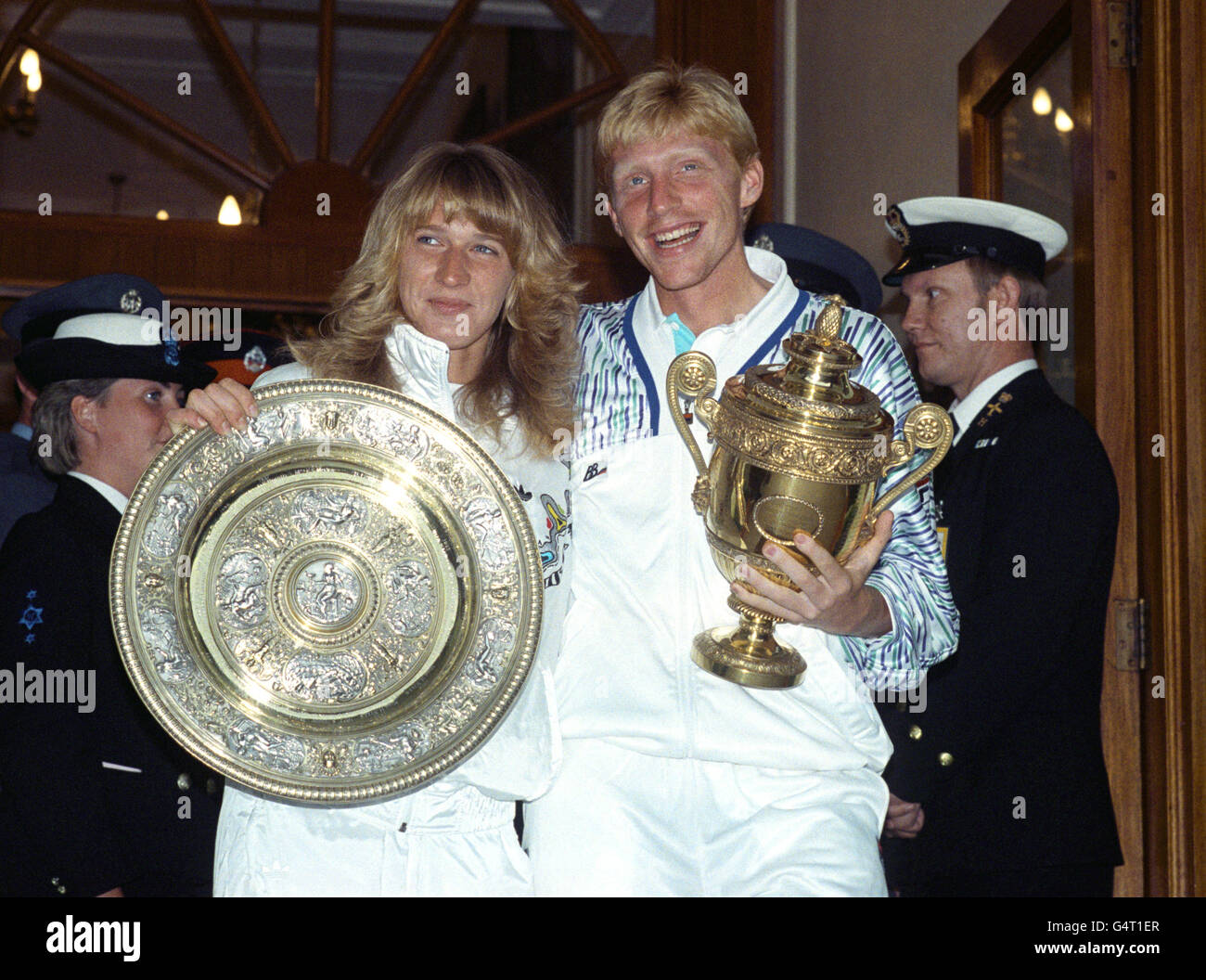 I Tennis tedeschi, Boris Becker e Steffi Graf con i loro Trofei singoli a Wimbledon, 1989. Foto Stock