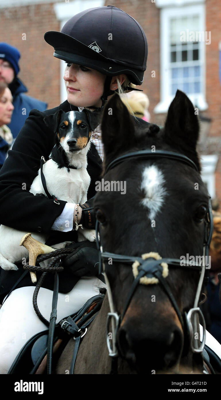 Un giovane pilota della Atherstone Hunt attraversa Main Street a Market Bosworth, Leicestershire, il giorno di Santo Stefano. Foto Stock